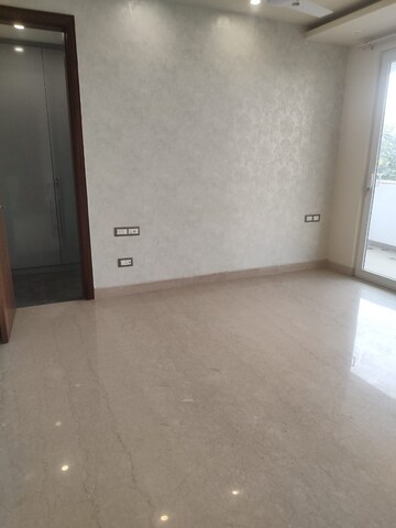 Room in 4 BHK Builder Floor at DLF Silver Oaks, Sector 26 – for Sale