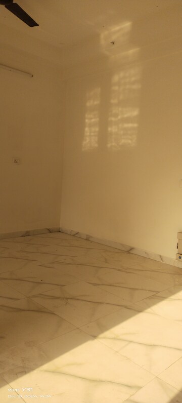 Room in 2 BHK Apartment at Geotech Pristine Avenue, Sector 16c Greater Noida – for Rent