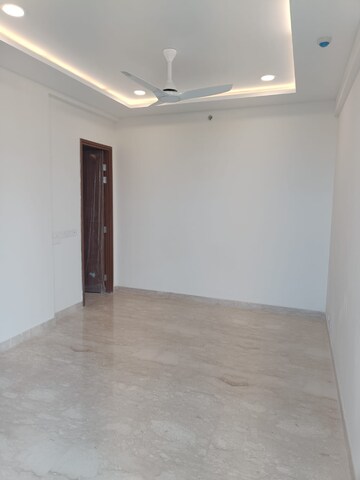 Room in 2 BHK Apartment at Ambience Creacions, Sector 22 – for Rent