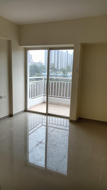 Room in 2 BHK Apartment at Vedant Kingston Aura, Hadapsar – for Rent