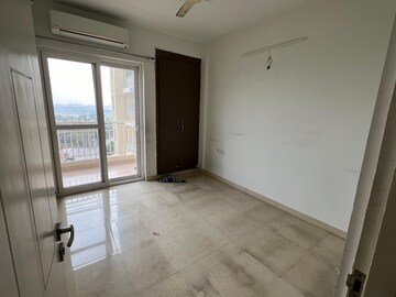 Room in 2.5 BHK Apartment at Antriksh Golf View, Sector 78 – for Rent