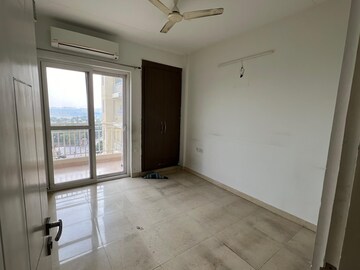 Room in 2.5 BHK Apartment at Antriksh Golf View, Sector 78 – for Rent