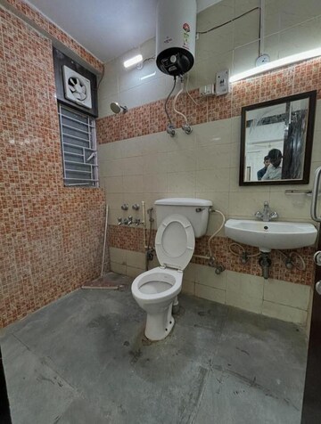 Bathroom in 2.5 BHK Apartment at Mayur Vihar Phase 1 – for Rent