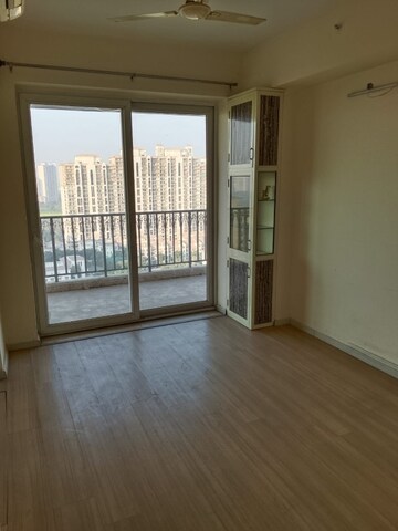 Room in 3 BHK Apartment at DLF The Skycourt, Sector 86 – for Sale