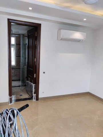 Room in 4 BHK Apartment at Greater Kailash I – for Rent