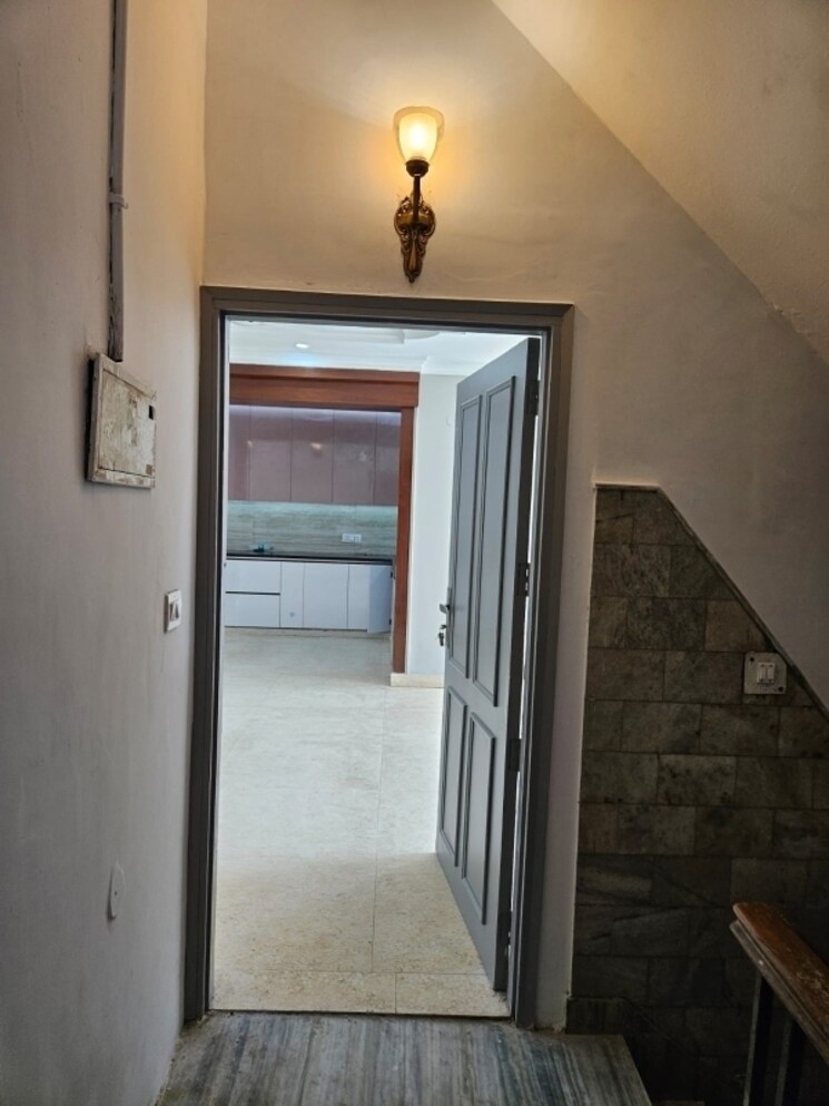 Room, new friends colony 6+ Bedroom 500 Sq.Yd. Independent House In New Friends Colony Delhi 7972434