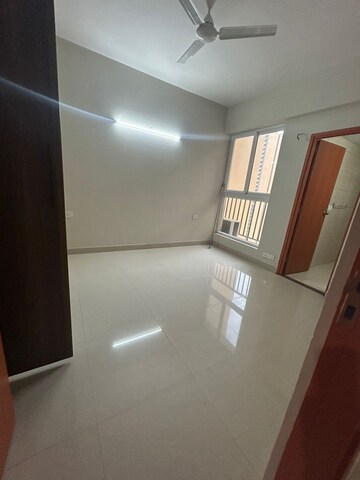 Room in 3 BHK Apartment at Tata Eureka Park, Sector 150 – for Rent