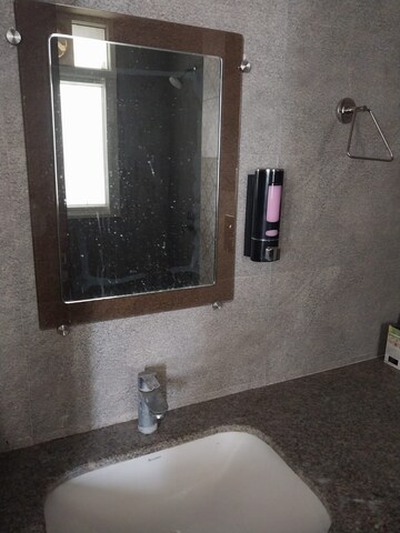 Room in 2 BHK Apartment at Gomti Nagar – for Rent