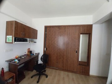 Room in 2 BHK Apartment at Gomti Nagar – for Rent
