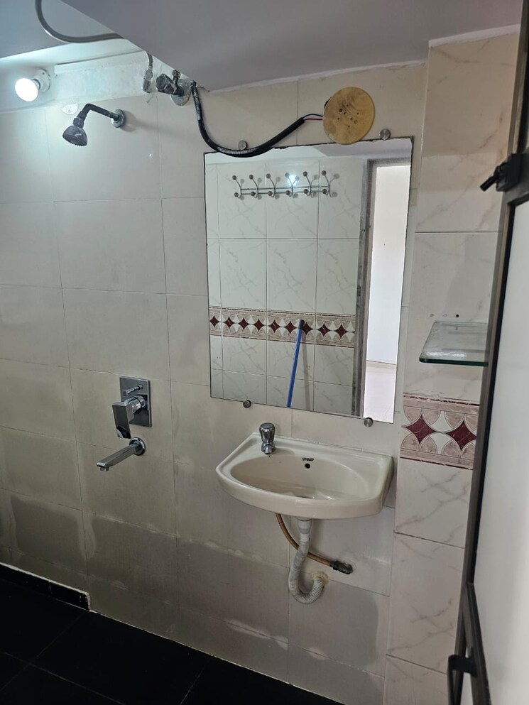 Bathroom, golden-square 2 Bedroom 1000 Sq.Ft. Apartment In Santacruz East Mumbai 7972914