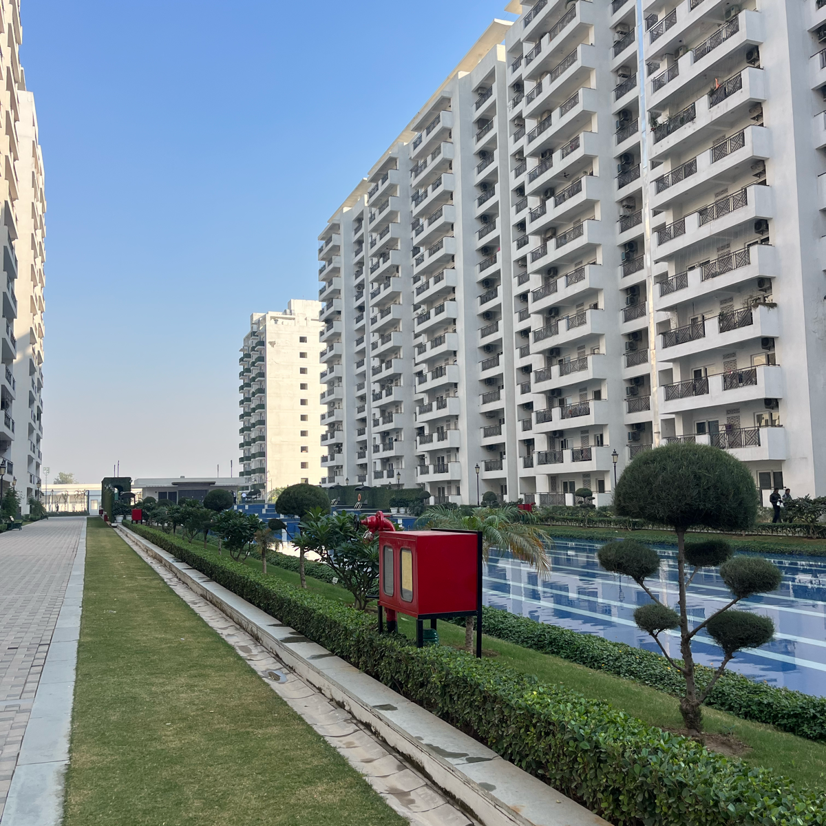 4 BHK + Servant Room,Study Room 2600 Sq.Ft. Apartment in Central Park Flower Valley Aqua Front Towers