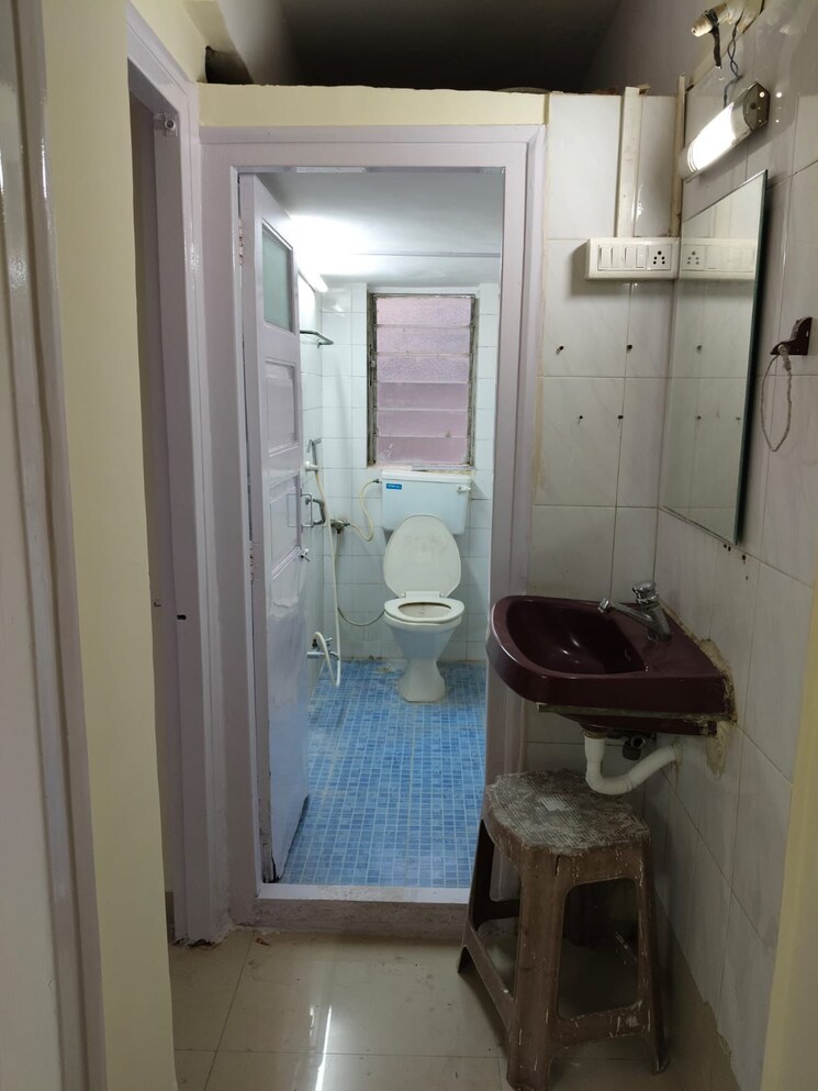 Bathroom, kedar-apartment-mahim 2 Bedroom 1000 Sq.Ft. Apartment In Mahim Mumbai 7973022