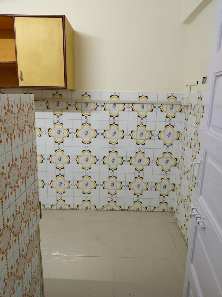 Bathroom, kedar-apartment-mahim 2 Bedroom 1000 Sq.Ft. Apartment In Mahim Mumbai 7973022