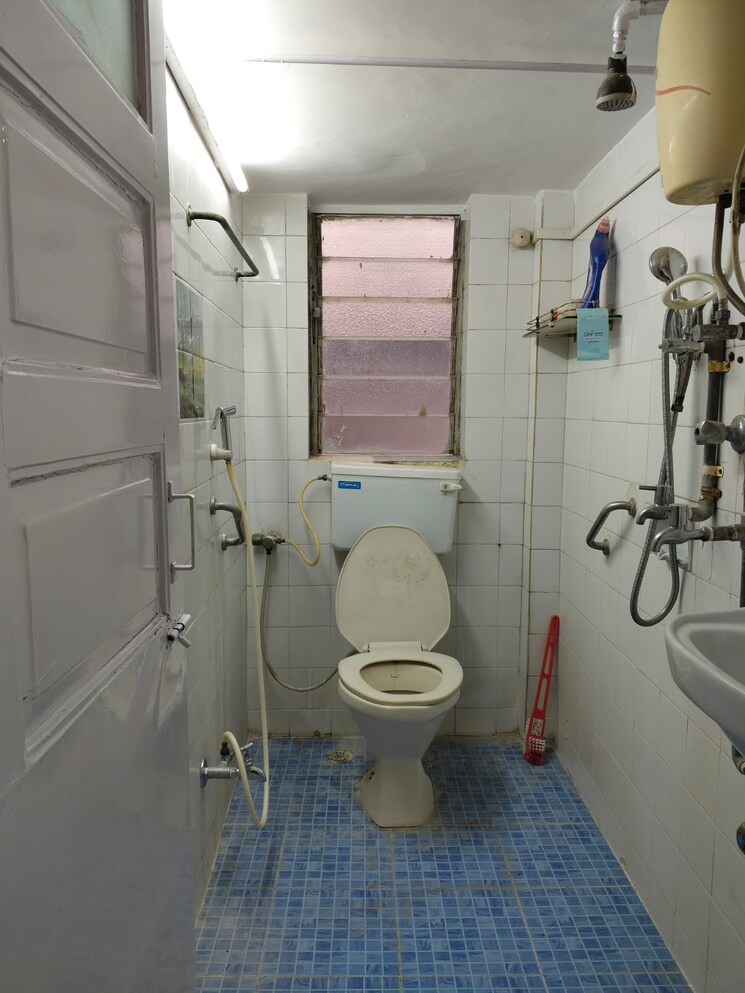 Bathroom, kedar-apartment-mahim 2 Bedroom 1000 Sq.Ft. Apartment In Mahim Mumbai 7973022