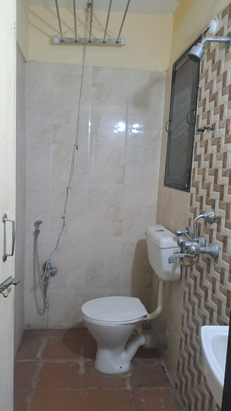 Bathroom, arjun-chs-vasant-vihar 2 Bedroom 850 Sq.Ft. Apartment In Vasant Vihar Thane 7973125