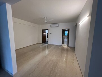 Room in 4 BHK Apartment at DLF Pink Town House, Dlf City Phase 3 – for Rent