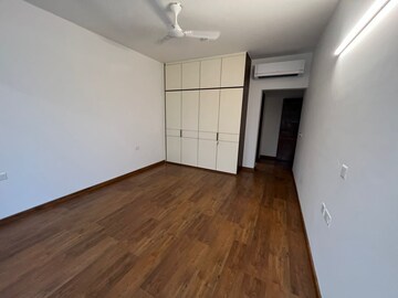 Room in 4 BHK Apartment at DLF Pink Town House, Dlf City Phase 3 – for Rent