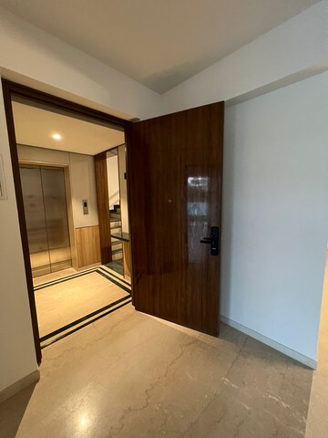 Room in 4 BHK Apartment at DLF Pink Town House, Dlf City Phase 3 – for Rent