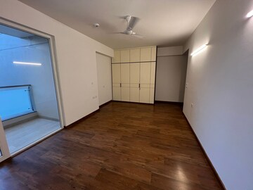 Room in 4 BHK Apartment at DLF Pink Town House, Dlf City Phase 3 – for Rent