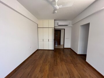 Room in 4 BHK Apartment at DLF Pink Town House, Dlf City Phase 3 – for Rent