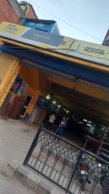 Parking in  Showroom at Kanpur Road – for Rent