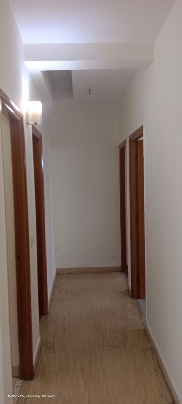 Room in 3 BHK Apartment at Amrapali Silicon City, Sector 76 – for Rent
