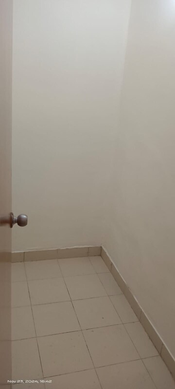 Furnished Amenities in 3 BHK Apartment at Amrapali Silicon City, Sector 76 – for Rent