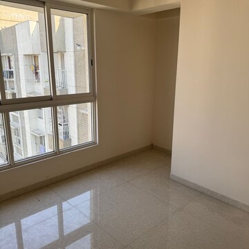 Room in 2 BHK Apartment at Lodha Amara Tower 6 and 22, Sandoz Baug – for Sale