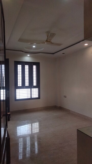 Room in 3 BHK Builder Floor at Surajmal Vihar – for Rent