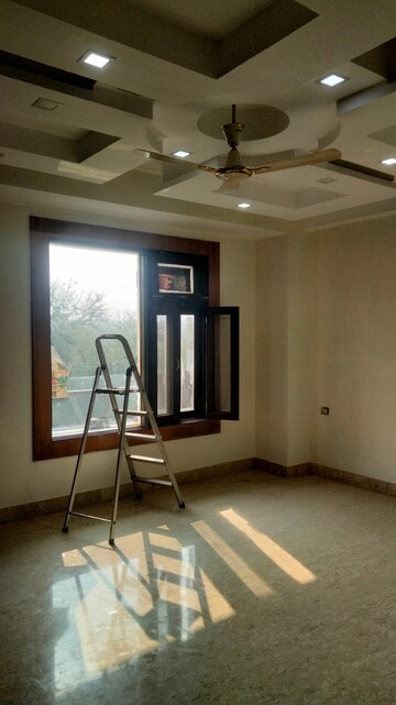 Room in 3 BHK Builder Floor at Surajmal Vihar – for Rent