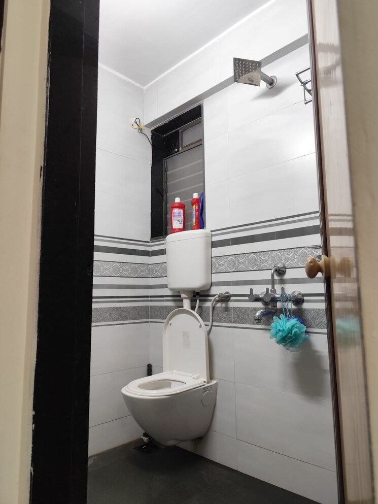 Bathroom, suyog-chs-tilak-nagar 2 Bedroom 700 Sq.Ft. Apartment In Tilak Nagar Mumbai 7973580