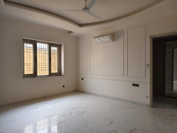 Room in 4 BHK Builder Floor at Kalindi Colony – for Rent