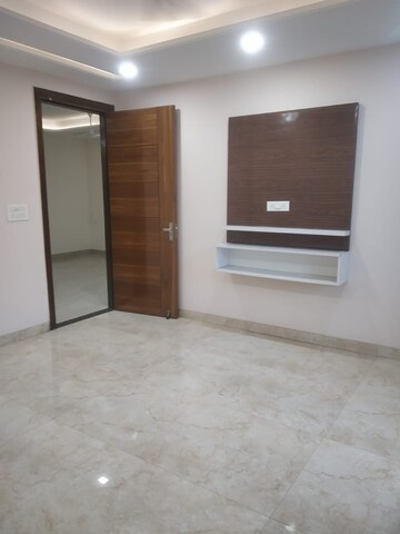 Room in 4 BHK Builder Floor at Hauz Khas Enclave – for Rent