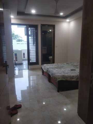 Room in 4 BHK Builder Floor at Hauz Khas Enclave – for Rent