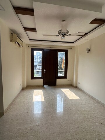 Room in 4 BHK Builder Floor at South Extension ii – for Rent