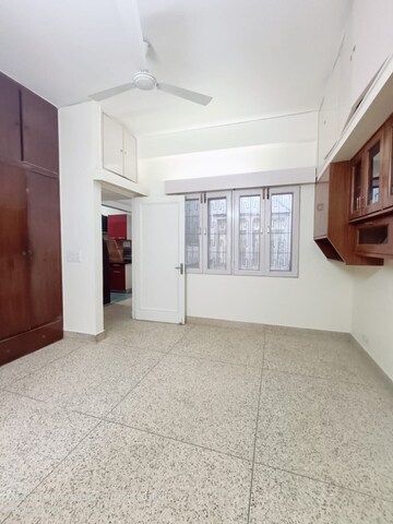 Room in 4 BHK Builder Floor at West End Colony – for Rent