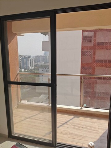 Room in 1 BHK Apartment at Panchshil World Trade Center, Kharadi – for Rent