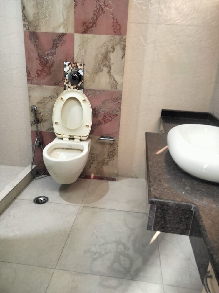 Bathroom, green park 4 Bedroom 340 Sq.Yd. Builder Floor In Green Park Delhi 7973769
