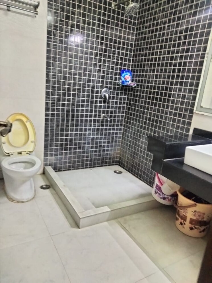 Bathroom, green park 4 Bedroom 340 Sq.Yd. Builder Floor In Green Park Delhi 7973769