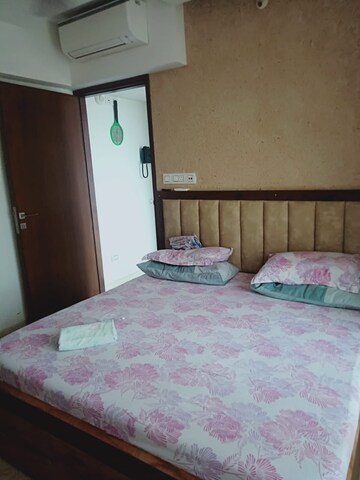 Room in 2 BHK Apartment at Hiranandani Estate – for Rent