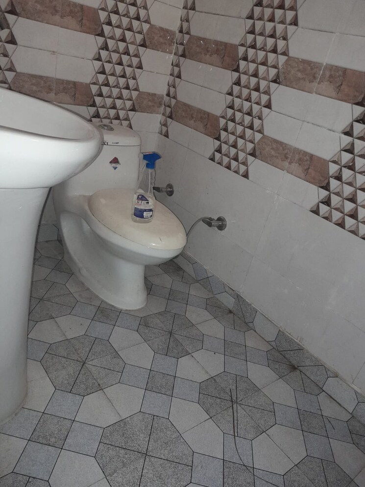 Bathroom, dwarka mor 3 Bedroom 1080 Sq.Ft. Apartment In Dwarka Mor Delhi 7974355
