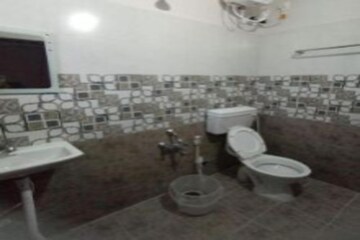 Bathroom in 2 BHK Apartment at Phoolbagan – for Rent