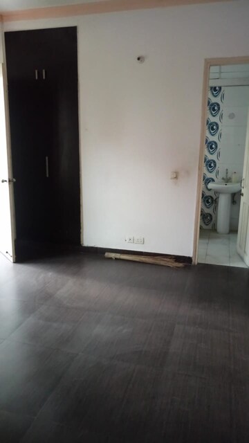 Room in 2.5 BHK Apartment at Ajnara Integrity, Raj Nagar Extension – for Rent