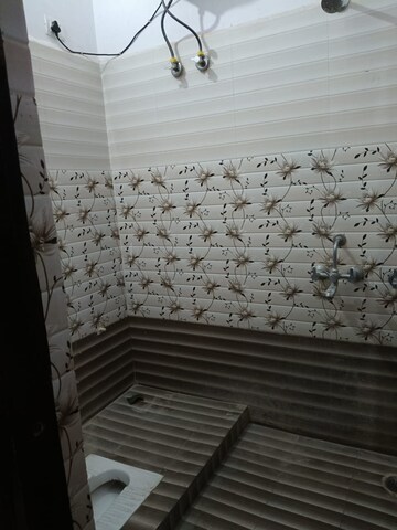 Master Bedroom in 2 BHK Independent House at Jankipuram Extension – for Rent