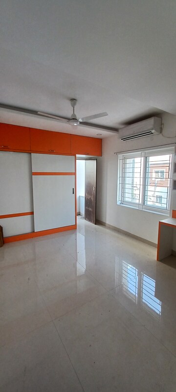 Room in 3 BHK Apartment at Hi Tech City – for Rent