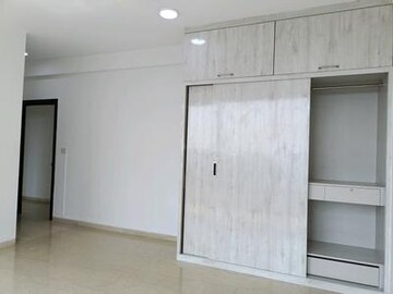 Room in 3 BHK Apartment at Oberoi Realty Esquire, Goregaon East – for Rent