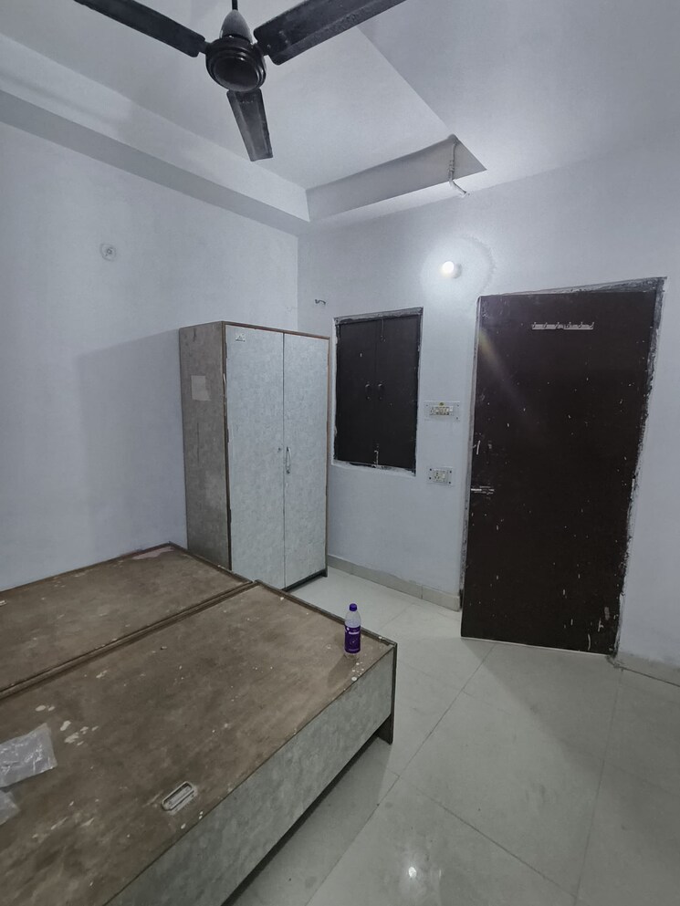 Room, new ashok nagar 1 RK 400 Sq.Ft. Builder Floor In New Ashok Nagar Delhi 7974948