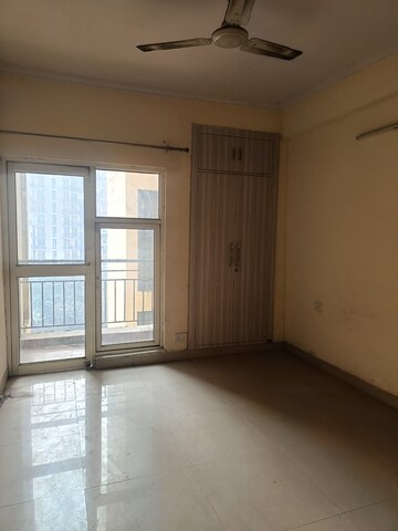 Room in 3 BHK Apartment at Gardenia Golf City, Sector 75 – for Rent