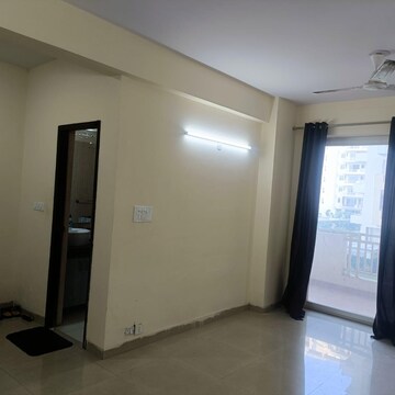 Room in 2.5 BHK Apartment at Microtek Greenburg, Sector 86 – for Rent