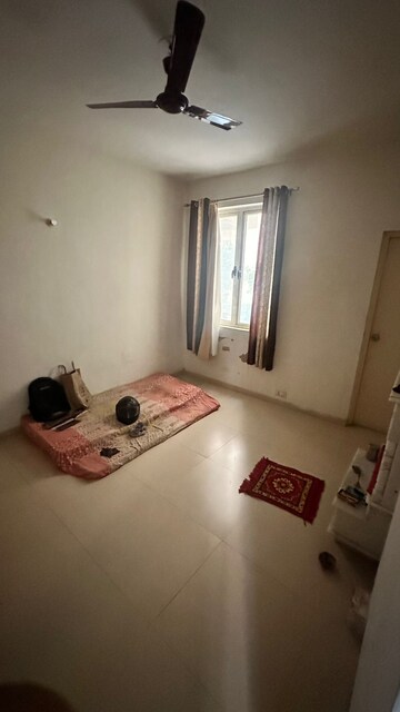 Room in 2.5 BHK Apartment at Microtek Greenburg, Sector 86 – for Rent